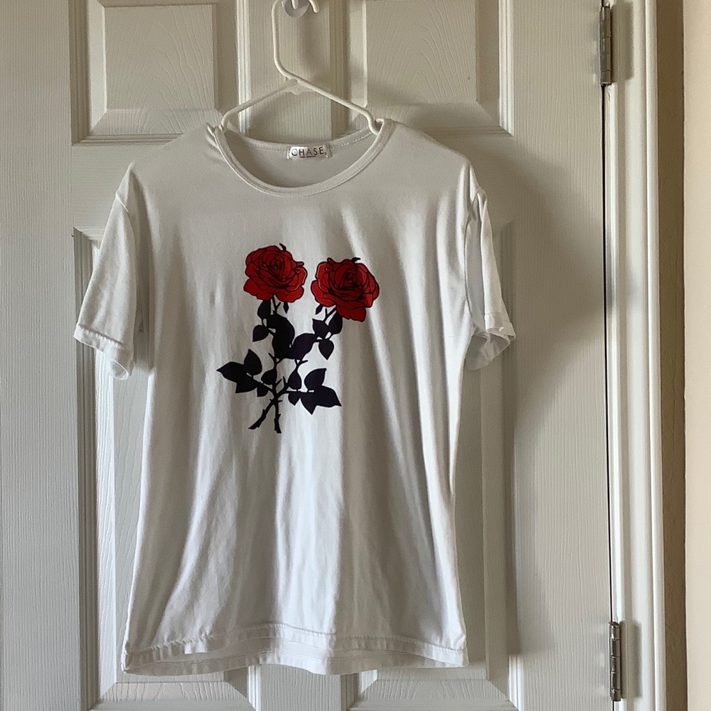 White tee with Roses